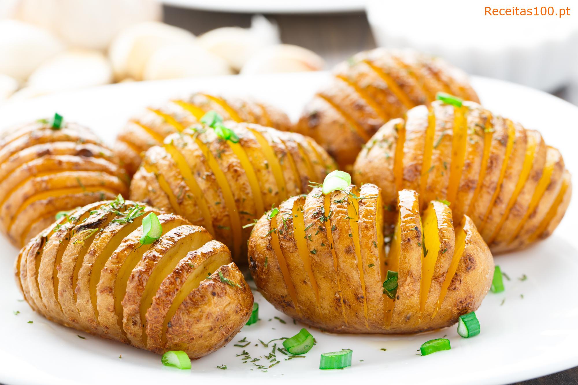 Batatas assadas crocantes com queijo