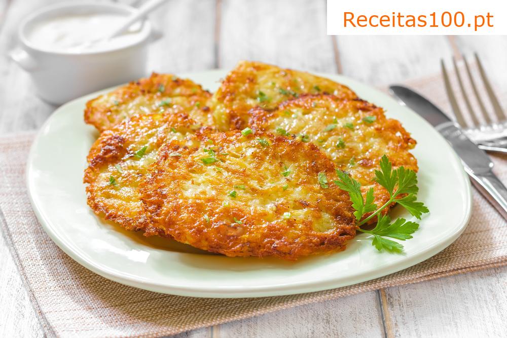 Bolo de batata recheado com carne de frango