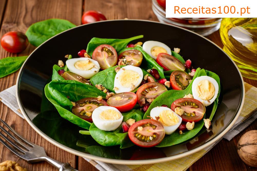 Salada de verão com ovo e carne de peru crocante